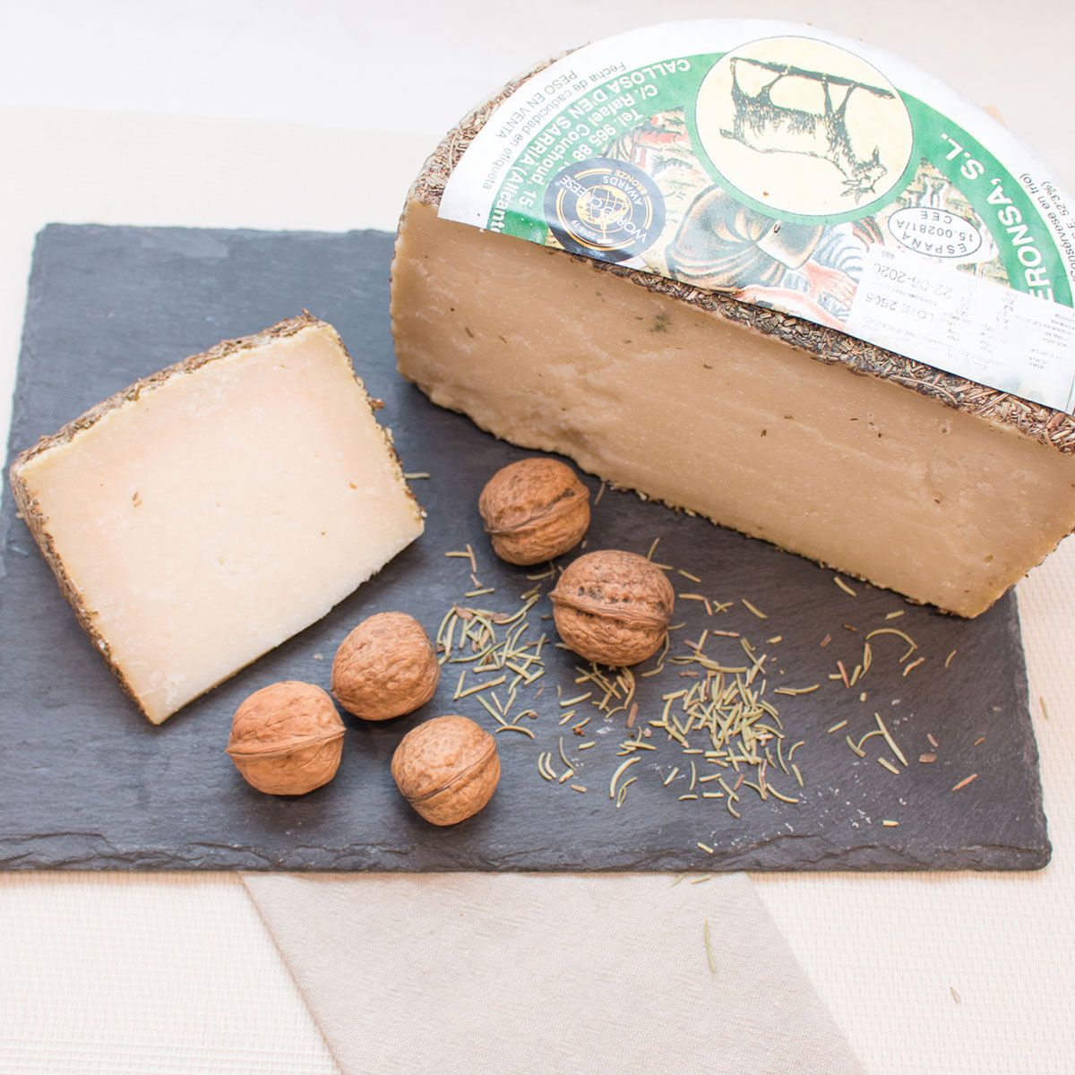 QUESO CURADO DE CABRA CON ROMERO
