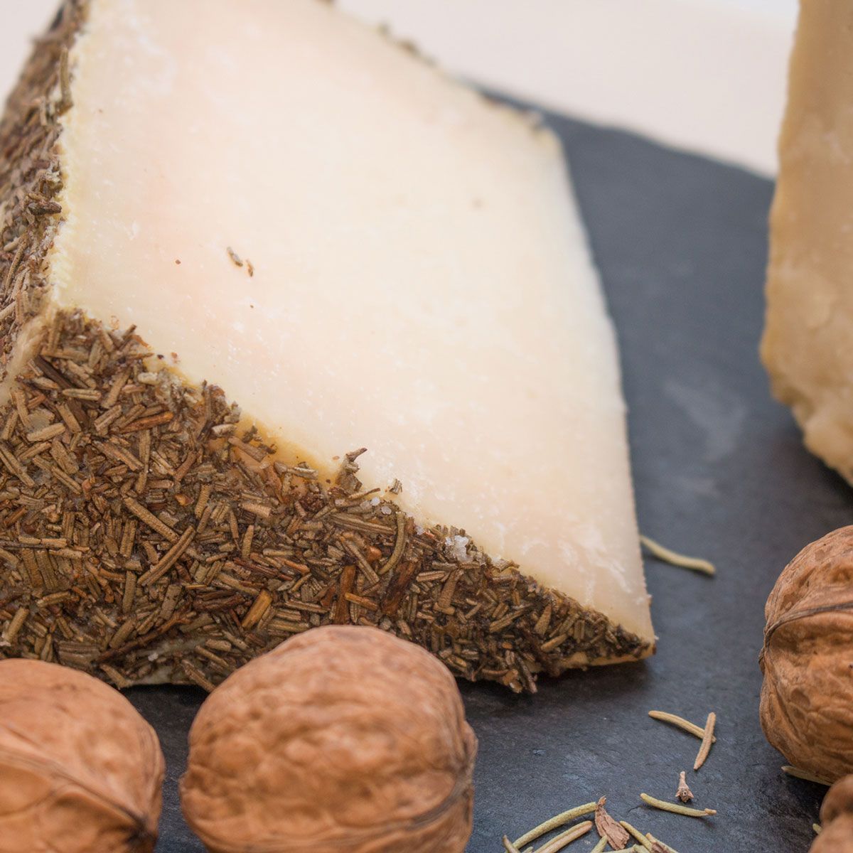 QUESO CURADO DE CABRA CON ROMERO "QUESERÍA SAN ANTONIO" "TROCHA" - Imagen 2